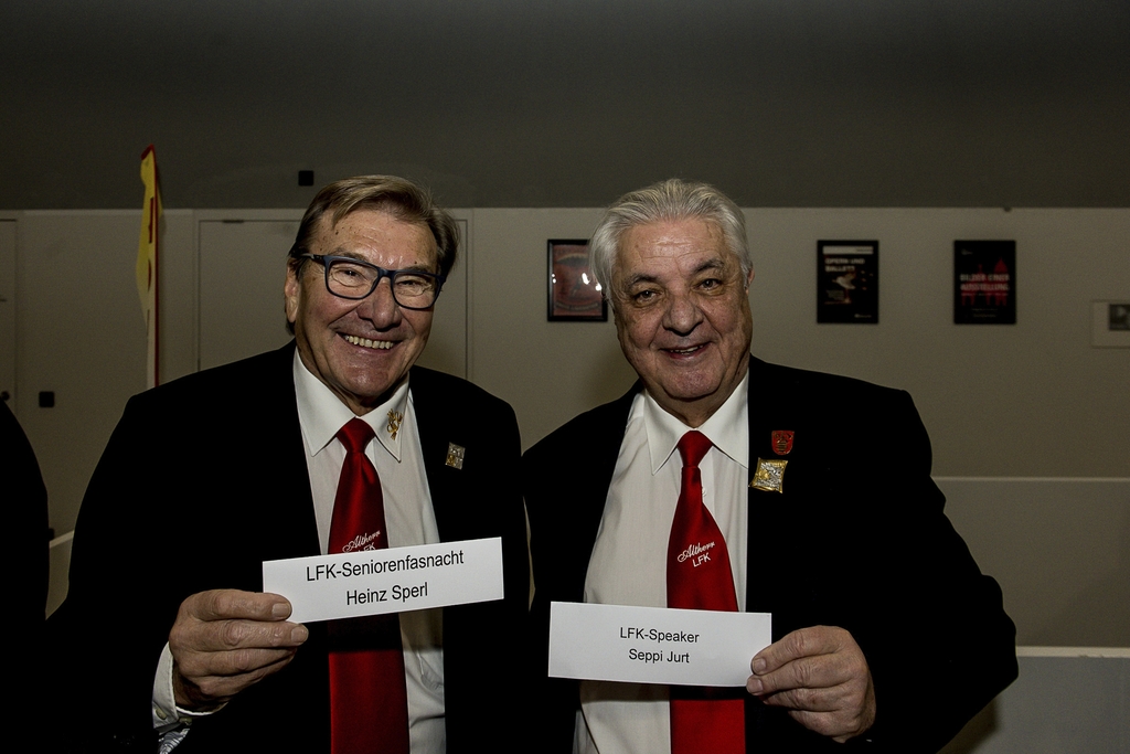 Etwas Farbe liess Malermeister und Gallivater Markus Hartmann (l.) in Form eines farbigen Schals verteilen. Mit Fidelitas-Dominus Reto Bachmann und Wey-Zunftmeister Christian Amstutz (r.).