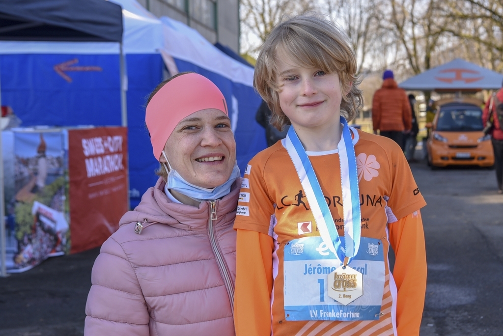 «Über die Heuballen zu hüpfen, hat mir am meisten Spass gemacht», sagte Jérôme Wicki mit Mama Stephanie.