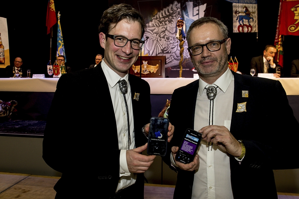Frisch eingekleidet mit dem Krienser Schal (von links): Fritschivater Viktor M. Giopp, LFK-Präsident Dani Abächerli und MLG-Präsident Pascal Lüthi.