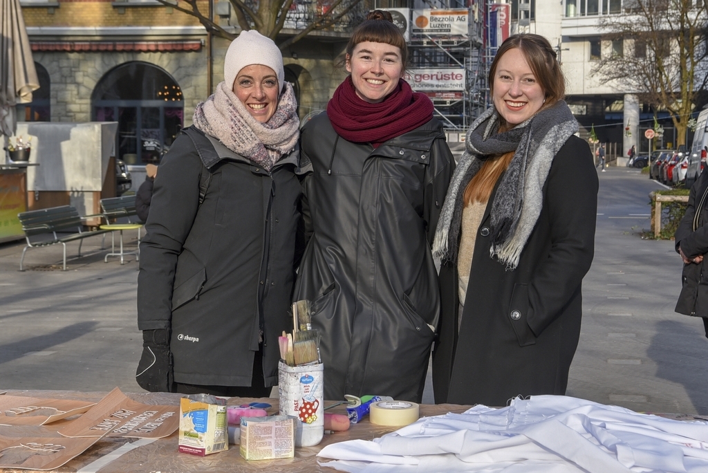 Bei (von links) Linda Schenker, Sabrina Küttel und Francesca Erni konnten die Besucher:innen Transparente für den Frauenstreik am 14. Juni 2022 bemalen.