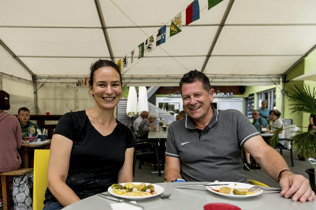Roger Albani freute sich, dass Susanne Müller mit ihm den 1. August vorfeierte und ihm den Rotsee zeigte.