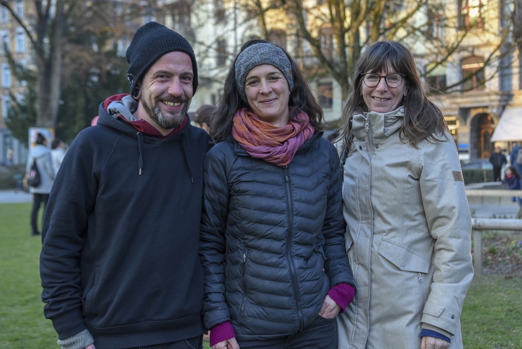 «Wir wollen ein Zeichen setzen für Frauenrechte und Gleichstellung. Wir sind auf dem Weg, aber noch nicht am Ziel angelangt», meinten (v. l.) Simon Merz, Lea Graber und Karin Ferraro.