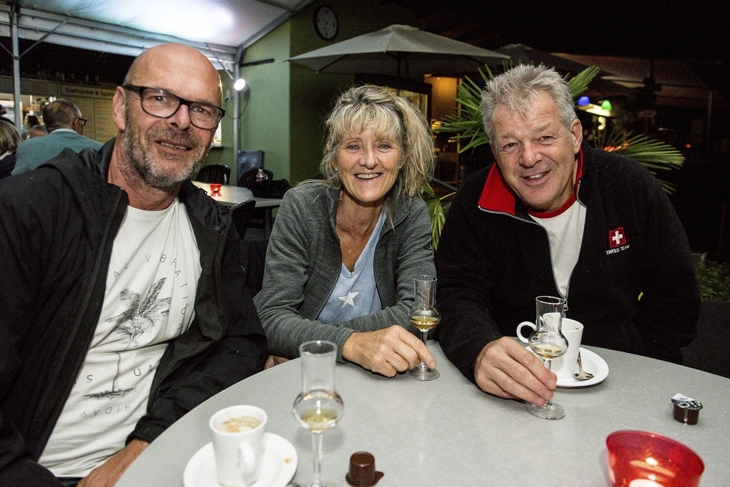 Rolf Aregger (l.) wurde von Susanne Maag und Stefan Brun überzeugt, in der Badi das Nachtessen und einen Schlummertrunk zu geniessen.