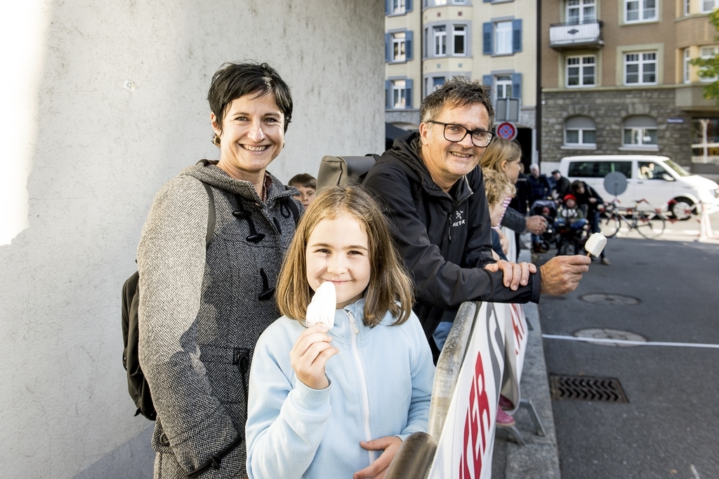 Die Quartierbewohner/-innen Ursi Koller (links) mit Meret Koller und Daniel Stoller fanden es einen witzigen Event.