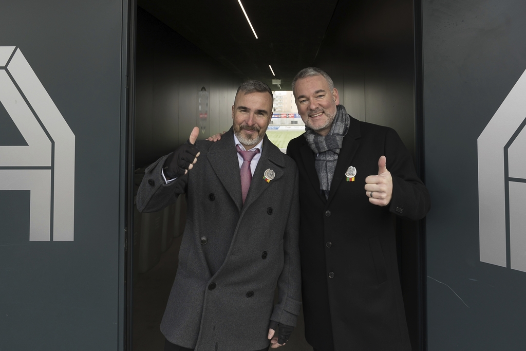 Die beiden Bändelkontrolleure Pascal Gernet (links) und Stefan Sidler nahmen jeden ohne Bändeli in den «Schwitzkasten» – dies meinten sie augenzwinkernd.