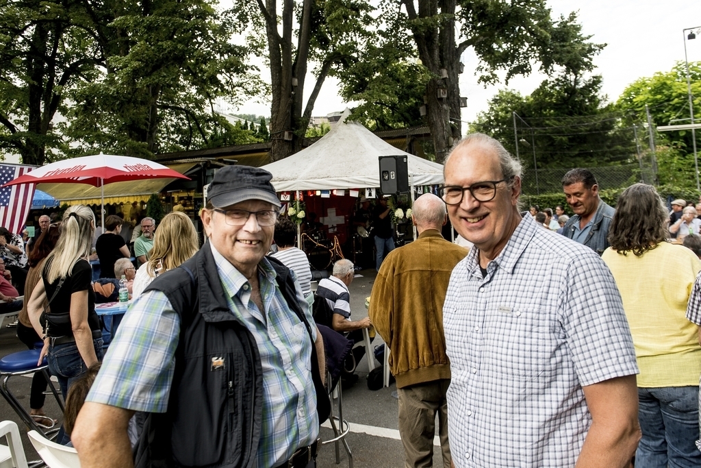 Sie haben am gleichen Tag Geburtstag, sind zusammen in die Schule gegangen und genossen das Open-Air-Konzert: Edy Zurmühle (l.) und Mark Troxler.