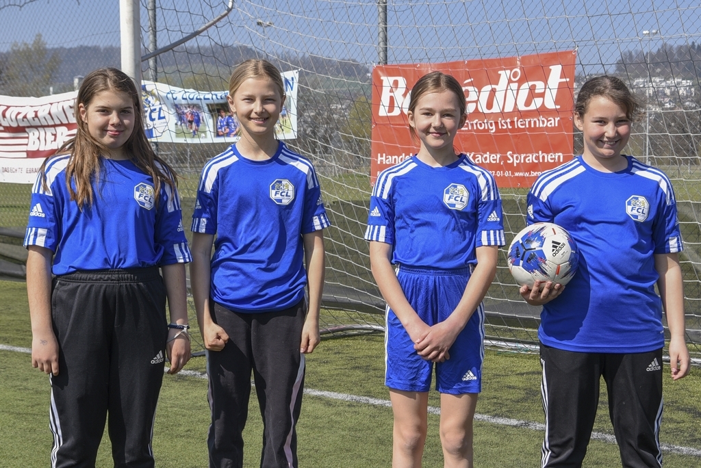 Von links: Enit Glanzmann, Laura Dorfmüller, Mena Rothenfluh und Noura Ferjani spielen in der U12. Letzten Sonntag hatten sie drei von vier Spielen gewonnen und waren sehr stolz auf sich.
