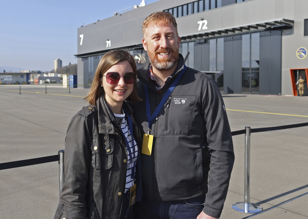 Zachary George aus den USA kam vor zwei Jahren wegen der Liebe zu Carla in die Schweiz. Viel Zuneigung geniessen bei ihm auch Flugzeuge.