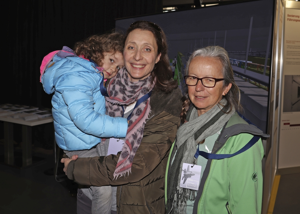 Die jüngste F-35-Begutachterin: Carla Stalder (4), zusammen mit Mutter Martina (Mitte) und Grossmutter Roberta.