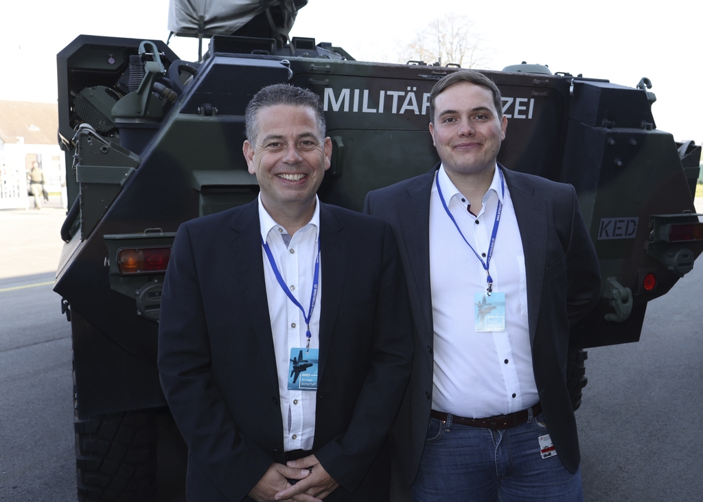 Die «Tätschmeister» des Events: Nicolas Tallat (links), Projektleiter der Armeebotschaft zu den neuen Systemen, und Jacopo Hübscher, Praktikant der Hochschule.