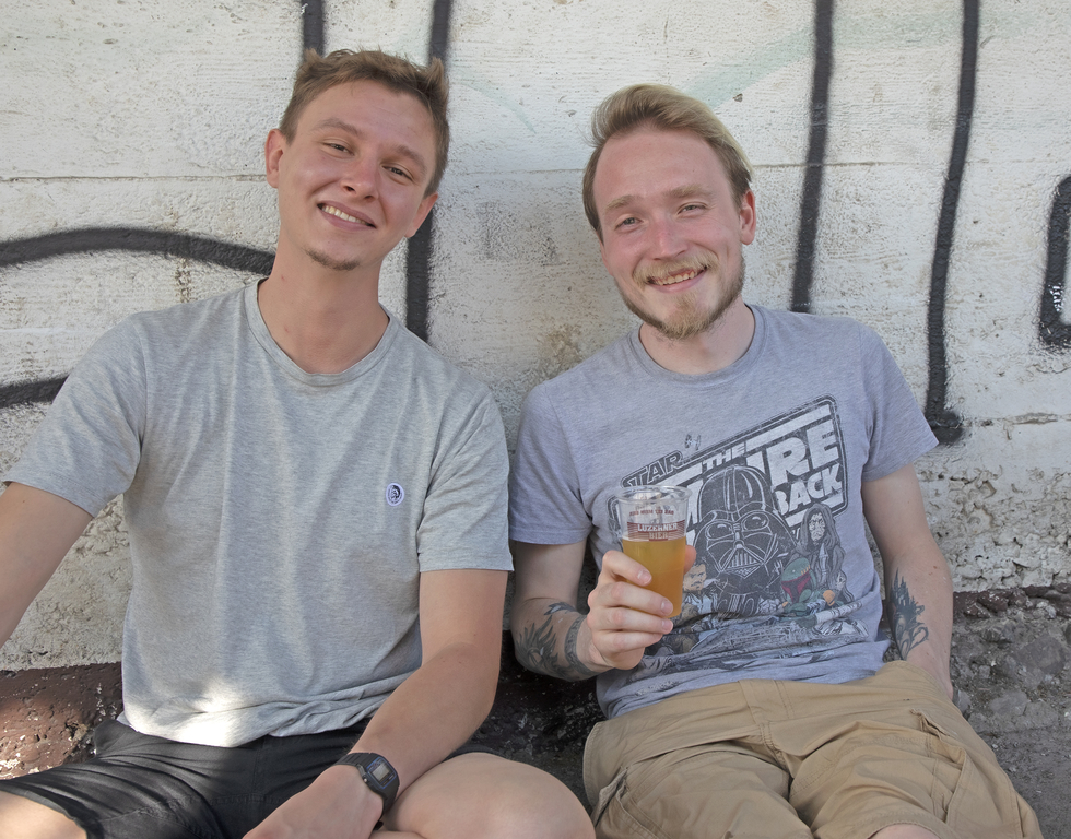 Was braucht es mehr im Leben? Sommer, Musik, ein kühles Bier und einen guten Kumpel. Timo Hofstetter (l.) glücklich zusammen mit Lucian Söchtig.