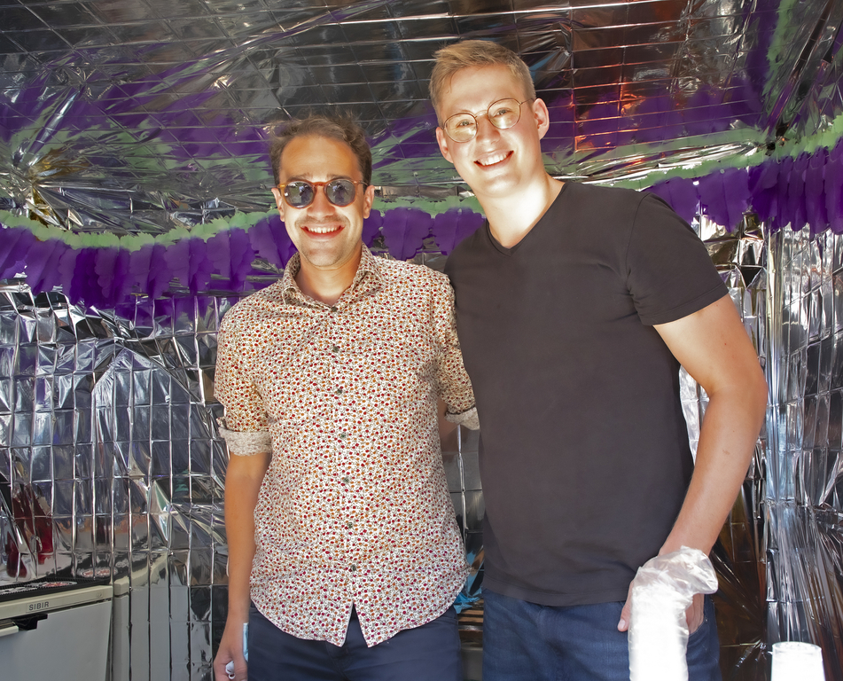 SP-Kantonalpräsident David Roth (l.) glänzte als Barman der Nachmittagsschicht, assistiert von Fabian Studer.