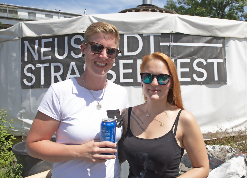 Sina Bernet (l.) traf auf dem Eisenplatz auf Melissa Marfurt. Letztere arbeitet für eine Krankenkasse. «Wir haben mächtig Arbeit in diesen Pandemiezeiten.»