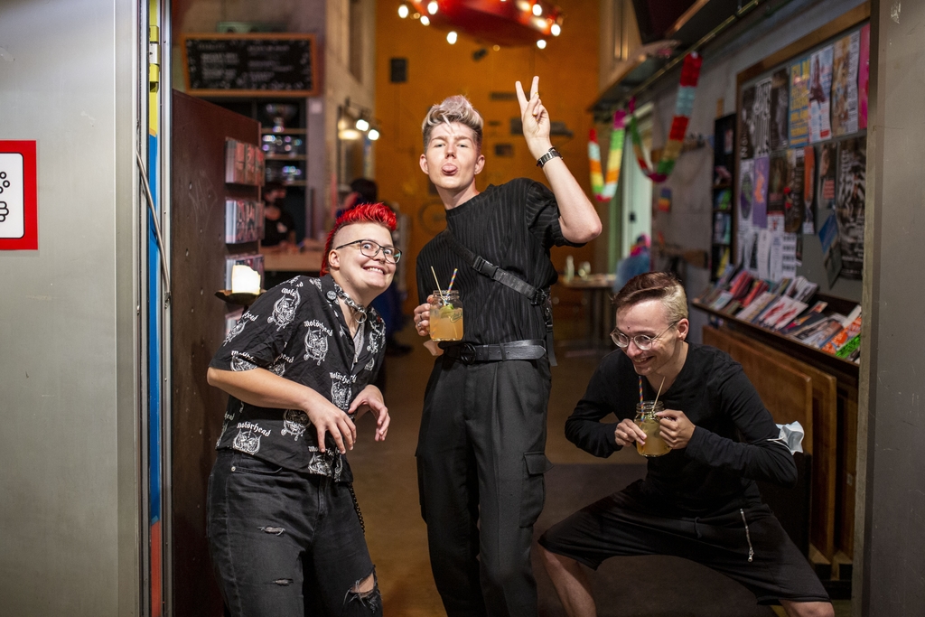 Von links: Sam Moll, Jindrich Parlista und Simon Séraphin Jean-Luc von der Milchbar haben die simple, aber effektive Mottofrage: «What’s normal?!»
