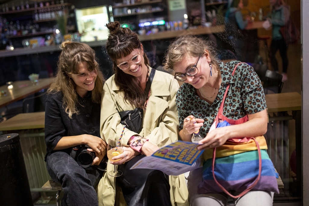 Bei der alljährlichen Inspektion des Festivalprogramms angetroffen: (von links) Lamija Beciragic, Sophia Gerharz und Claudia Berg.