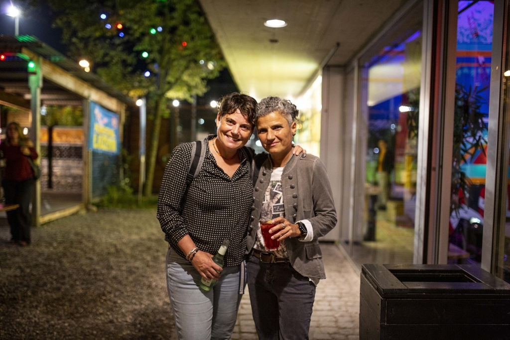 Sie hoffen auf viele Ja-Stimmen zur «Ehe für alle» an der Abstimmung vom 26. September: Maya Gaensslen und Raffaella Eggerschwiler (von links).