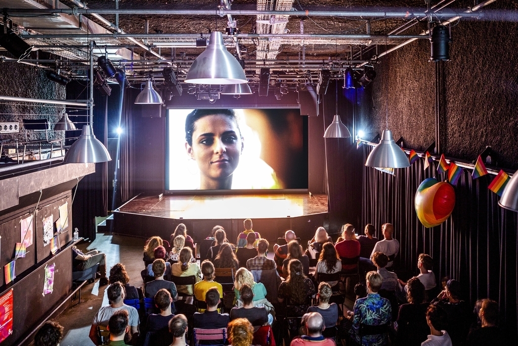 Der Konzertsaal im Jugendkulturhaus wurde vorübergehend zum Kinosaal umfunktioniert. Eine Vielzahl an Filmperlen wurde den zahlreichen Neugierigen dargeboten.