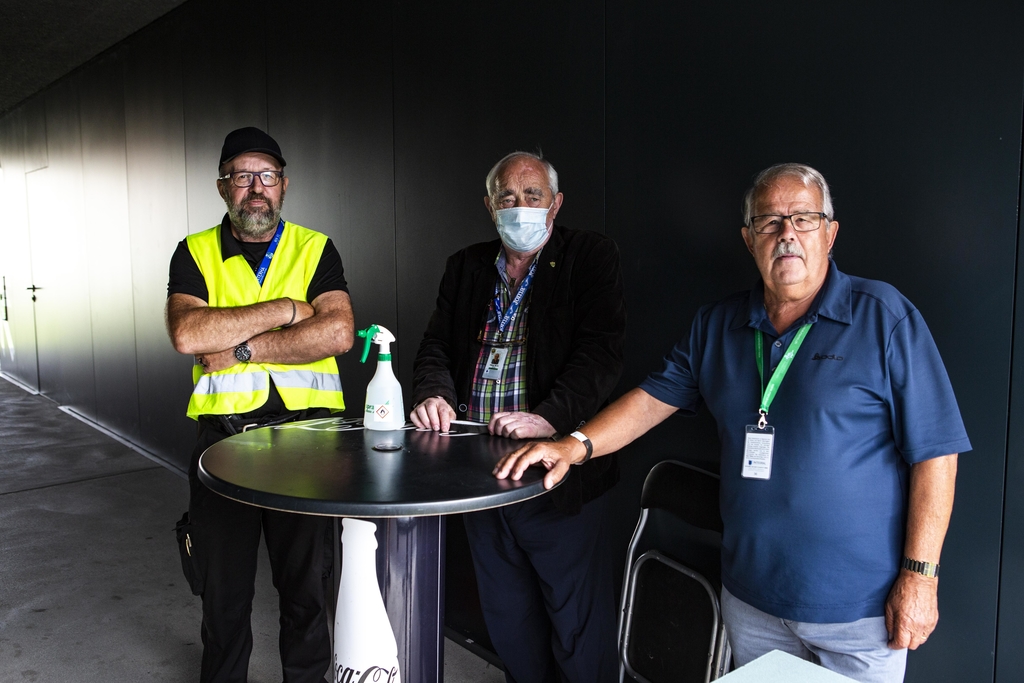 Versorgten die Gäste im Sektor A mit Eintrittsbändeli und Desinfektionsmittel: Guido Murer, Werner Häfliger und Josef Egli (von links).