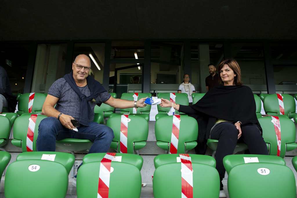 Um ihrem Sohn beim Spielen zuzuschauen, akzeptieren und respektieren Davide und Mara Morandi die Sicherheitsvorkehrungen.