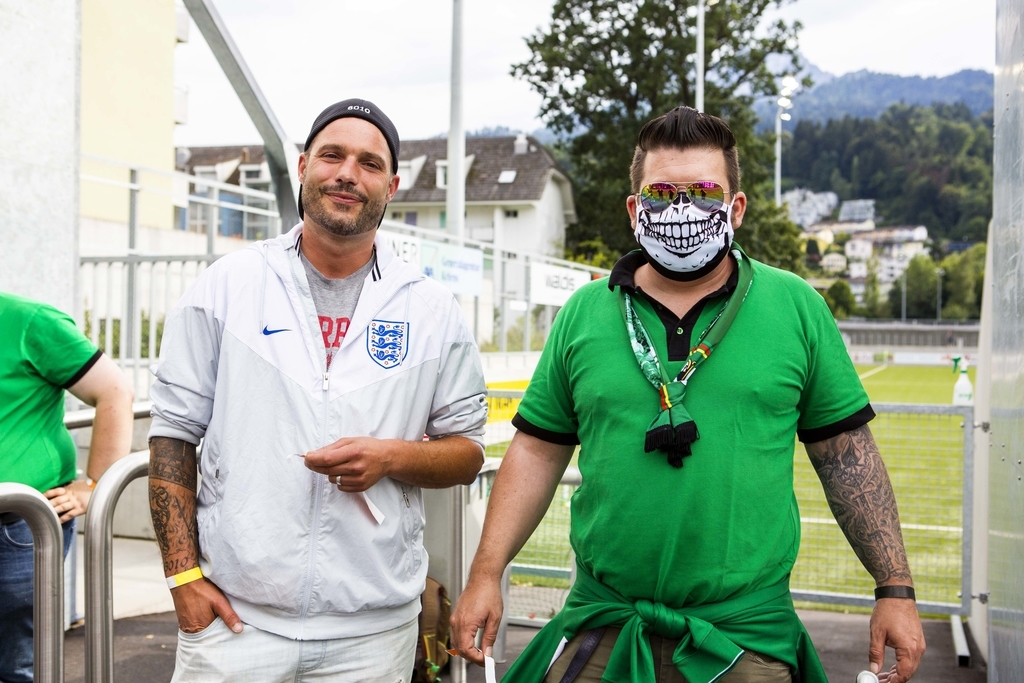 Thomas Sigrist, Präsident des SCK Fanclubs (l.), und Nicolas Schudel, der Fanverantwortliche des Fussballclubs, blickten dem Spiel skeptisch entgegen, wurden aber letztlich nicht enttäuscht.