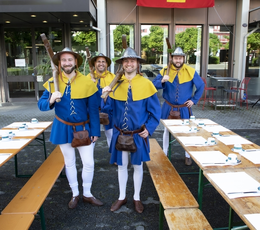 In den traditionellen Strumpfhosen servierten sie das «Morgenbrot»: die Neuzünftler Mario Rüegg, Adrian Sigrist, Marc Renggli und Carlos Brunner (v. l. n. r.).