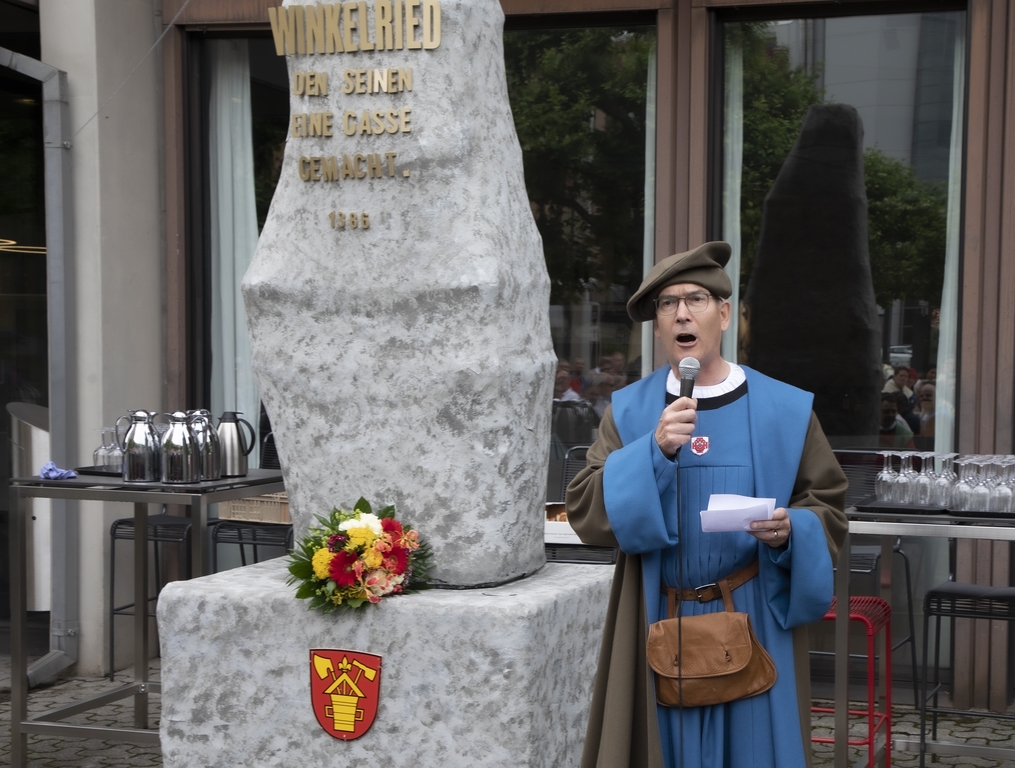 Der Tätschmeister der alternativen Schlachtfeier in Emmen: Martin Dudle-Ammann, Zeugherr des Äusseren, mit dem fast echten Winkelried-Stein.