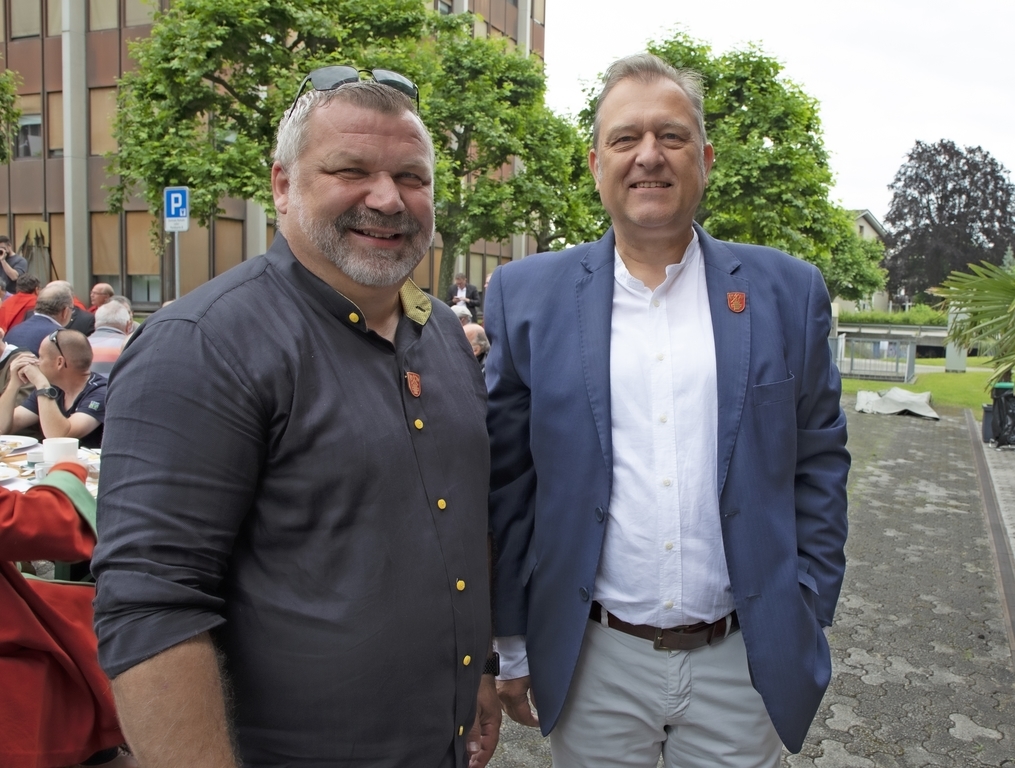 Daniel Abächerli (r.), der LFK-Präsident mit der längsten Amtsdauer, zusammen mit seinem Medienchef Peti Federer.