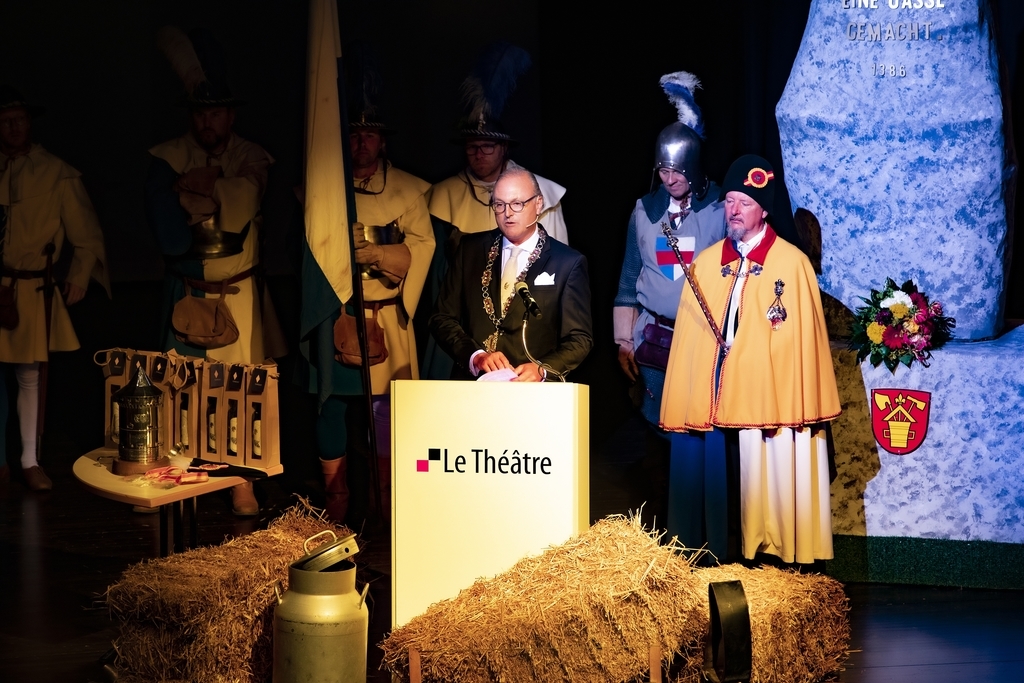 Wie auf der Wiese in Sempach wurden die Reden auf der Theaterbühne im Schatten des Winkelried-Steines, der im Gegensatz zum Original nur ein paar Kilo wiegt, gehalten. Im ganzen Theatersaal sorgten Heu sowie zum Teil über hundertjährige Landwirtschaftswerkzeuge und Kuhglocken für eine heimelig-naturnahe Atmosphäre.