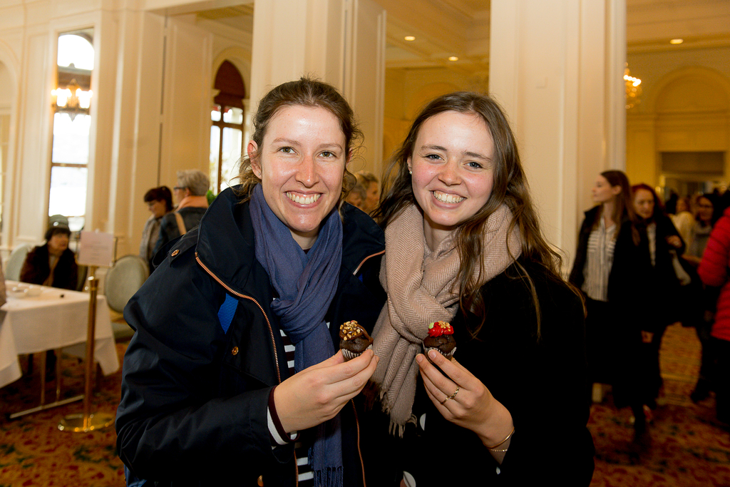 Michelle Widmer (links) und Caroline Vasseur waren zufällig auf dem süssen Entdeckungsrundgang im Hotel National. «Es war sehr gut!»
