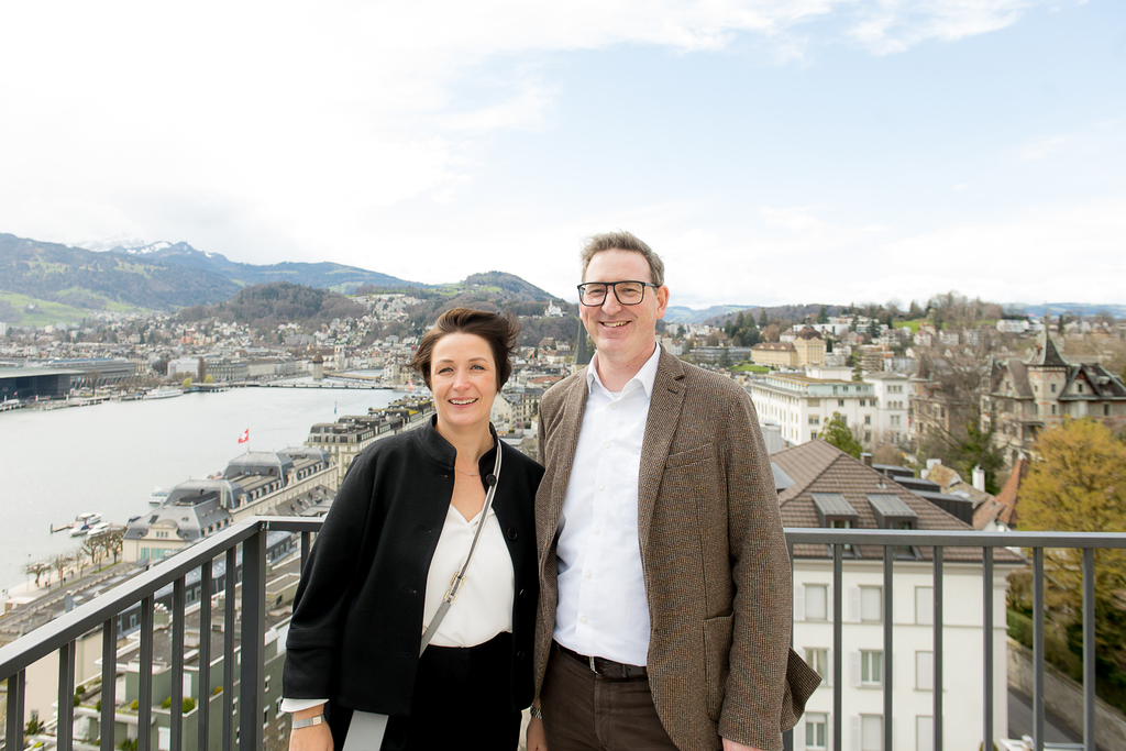 Miriam Böger, Direktorin ART Deco Hotel Montana, und Raymond Hunziker, Präsident Luzern Hotels. Einige tausend Besucher:innen haben am Sonntag den 17 teilnehmenden Hotels einen Besuch abgestattet.