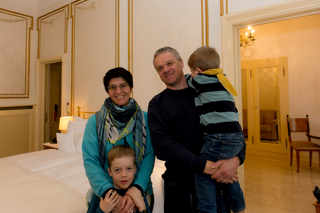 Susanne Portmann und Florian Schöpfer mit Jari und Lio nahmen aus Neugier an der Führung im Hotel National teil.
