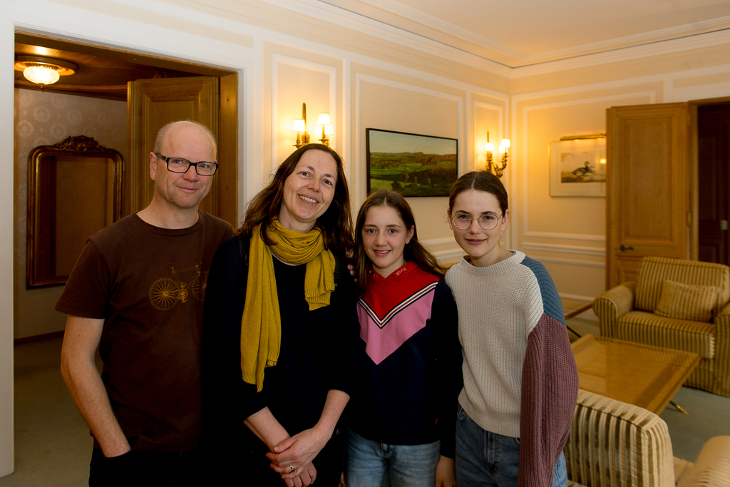 Von links: Adrian, Irene, Louisa und Anna Joller. Anna hat anlässlich eines Schnuppertags Hotelluft geschnuppert, und die Eltern finden die Hotelarchitektur spannend.
