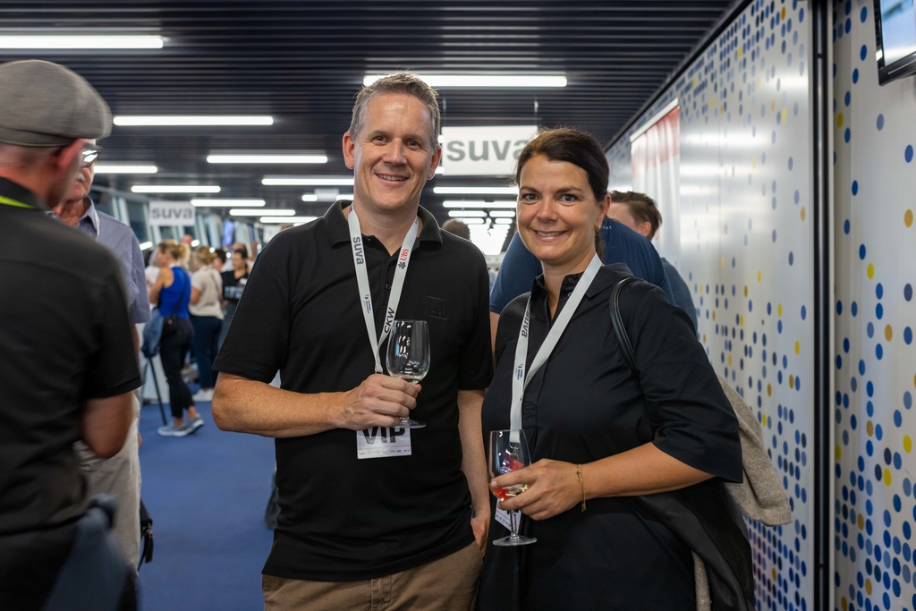 Roger Christen von der AXA, dem Disziplinsponsor der U16-Läufe, traf man mit seiner Frau Mirjam an.