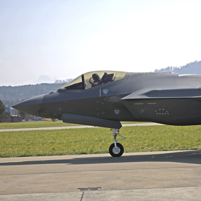 Ein italienischer F-35-Pilot verabschiedet sich von Emmen. 100 Minuten dauert der Flug nach Amendola in Apulien.