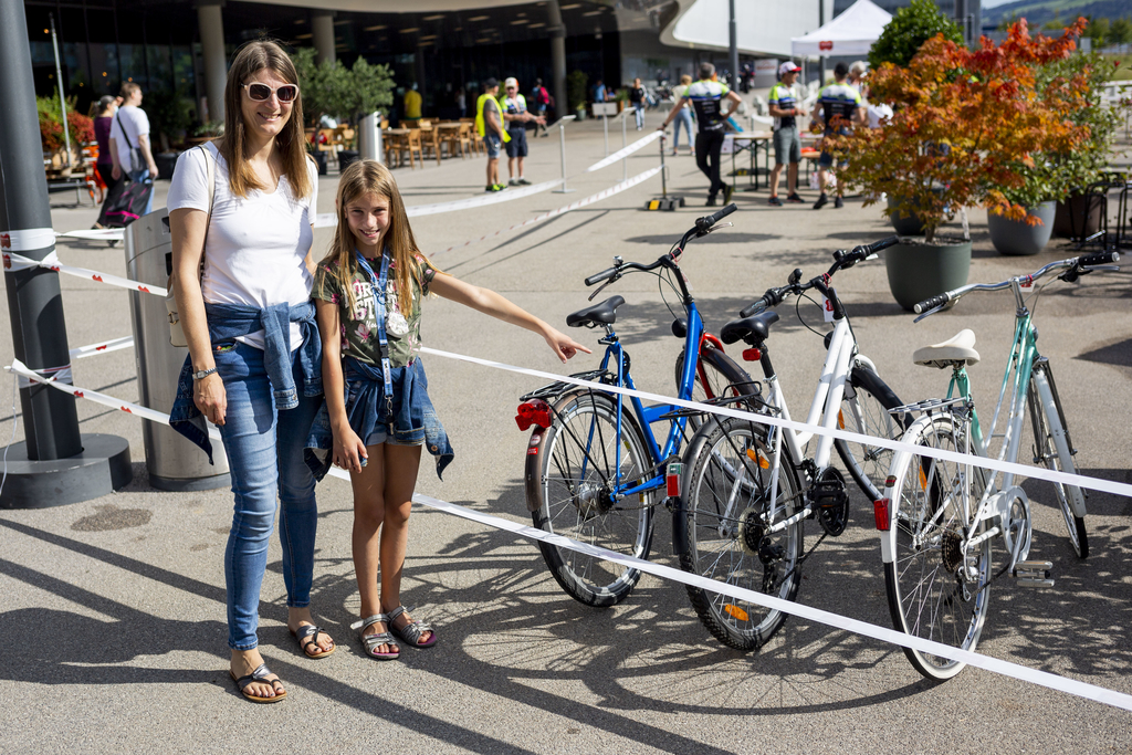 Bevor der Verkauf offiziell losging, warfen manche schon verstohlen einen Blick auf potenzielle Veloschnäppchen. So etwa auch Anita Kimmig Ebneter mit Tochter Elina.