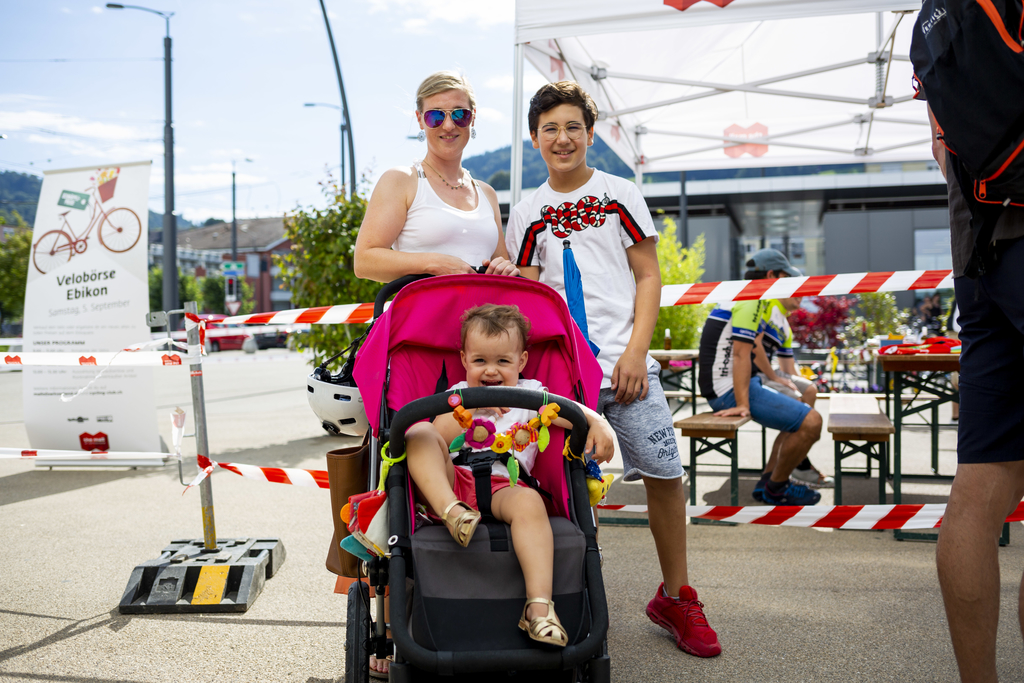 Jasmin Oussaid ging mit Nachwuchs Amira und Malik spontan bei der altbewährten Velobörse in Ebikon vorbeischauen.