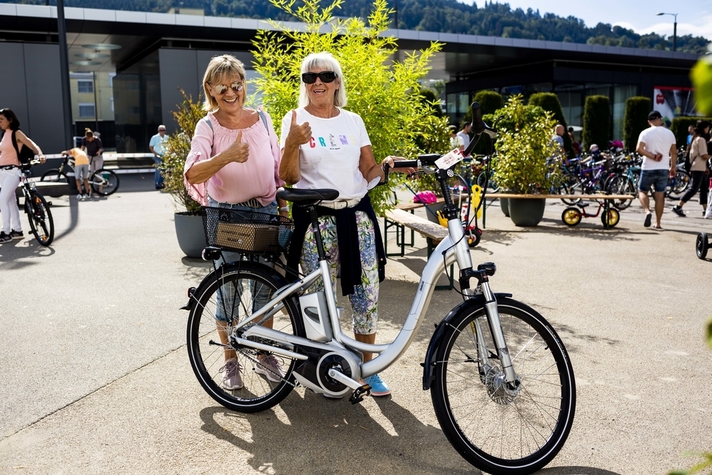 Anna Winiger (links) und Rosa Maria Gabriel schnappten sich ein E-Bike und blicken nun einer hoffentlich positiven ersten Erfahrung mit einem elektrischen Drahtesel entgegen.