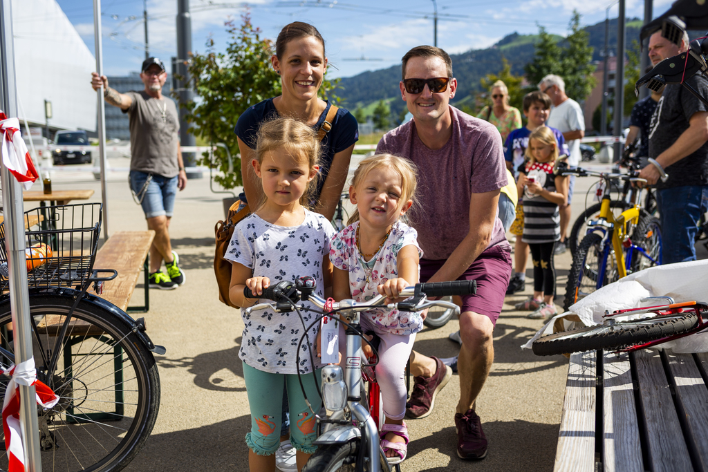Karin, Emilia und Malea Wyss suchten zusammen mit Christian Schwander nach dem nächsten Fahrrad im Familienlebenslauf.