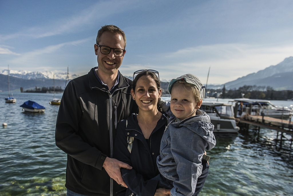 Florian (l.) – mit Raphaela und Nino – erinnert sich an seine Jugendzeit. Da wurde das Osternest im Heuhaufen des Bauernhofs versteckt.