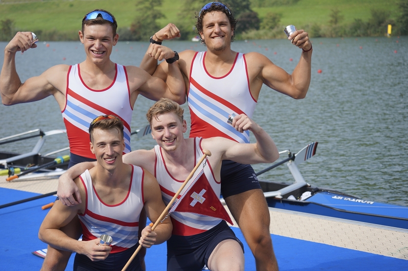 Fabio Bekcic (vorne links), Julian Müller (v. r.), Kai Schätzle (hinten links) und Maurin Lange (hinten rechts) sicherten sich bei der Elite den Schweizer-Meister-Titel im Doppelvierer.