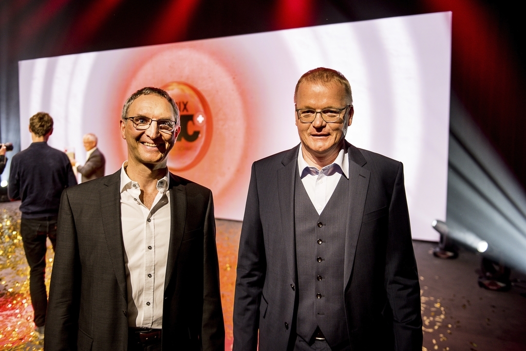 Felix Schibli (l.), Geschäftsführer Seiler Käserei AG, und Hans Rudolf Aggeler, Verwaltungsratspräsident, freuen sich über den Diplomrang.