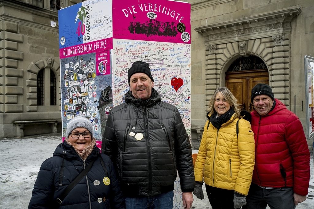 Gabi und Erwin Egli (links) spazierten zusammen mit Erika Geller-Egli und Mäsi Egli von Horw in die Stadt zum Guuggerbaum.