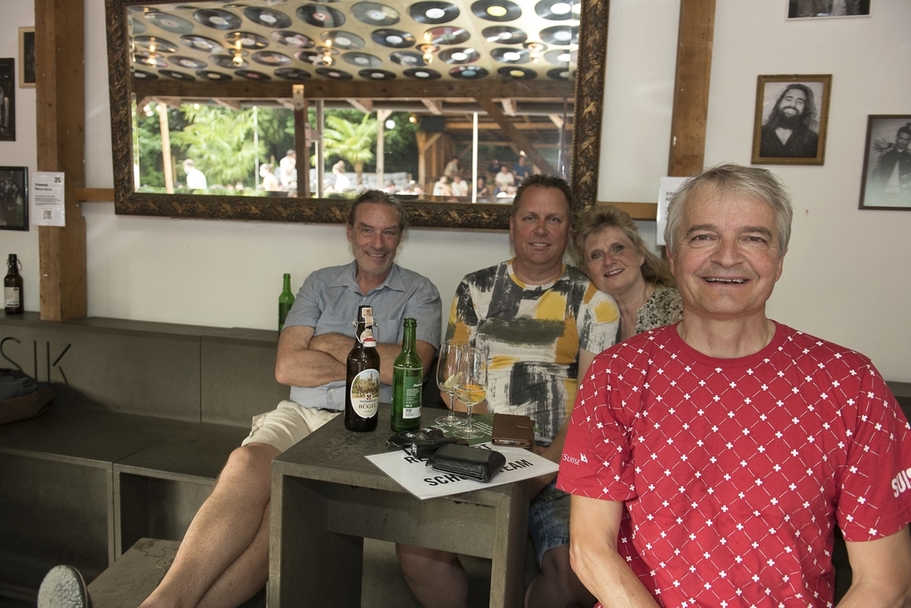 Die besten Plätze in der Schüür mit südländischer Atmosphäre haben sich am Mittwoch Markus Imholz, Smith Angus, Conny Meier und Kurt Pfyffer ausgesucht (v. l.).