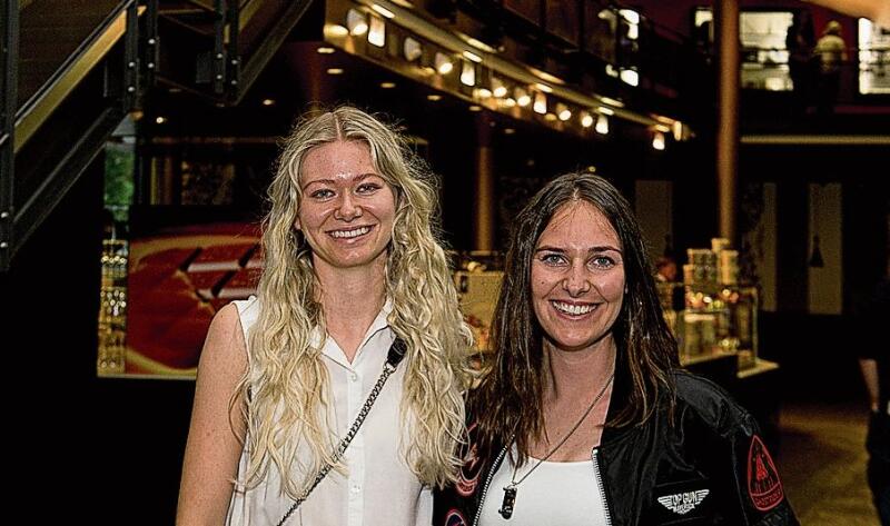 Sabrina Lauber (links) und Rachele Gut. Als Kind hatten sie die erste Version des Films gesehen und hatten das zum Film passende Outfit ausgewählt.