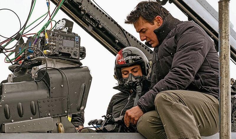Monica Barbaro und Tom Cruise am Filmset von «Top Gun». Bild: Scott Garfield