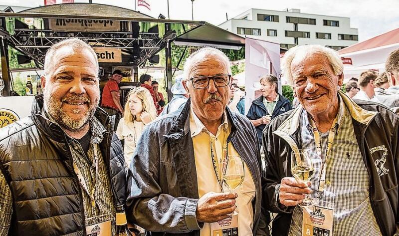 Von links: Mischa Kubisch, Weibel Galli-Zunft Kriens, Bruno Stofer, Ehrenmitglied Schwingerverband,und Hans-Rudolf Hasler, OK-Vizepräsident Eidgenössisches Schwing-und Älplerfest2004.