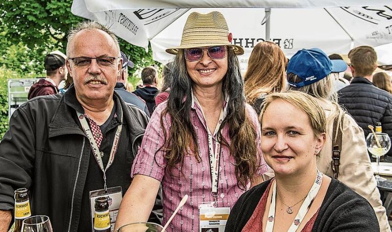 Von links: Bruno Arnet, Weibel Stadt Kriens, Nationalrätin Yvette Estermann und Marlene Kamber, Niederhäuser AG und Spenderin des Lebendpreises, Muni Lukaro.