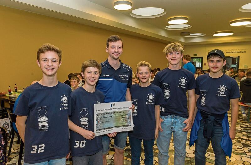 Unihockey Luzern (von links): Gian und Filip Buffoni, Trainer Samuel Ulmer, Joel Wehren, Maurin Schilliger und Raphael Allgäuer.