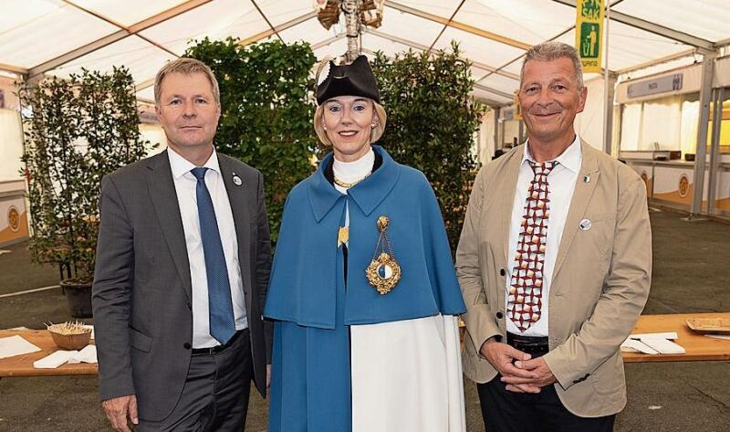 Regierungspräsident Marcel Schwerzmann (links) hielt die Begrüssungsrede, auf dem Bild mit Standesweibelin Anita Imfeld und Kantonsratspräsident Rolf Bossart.