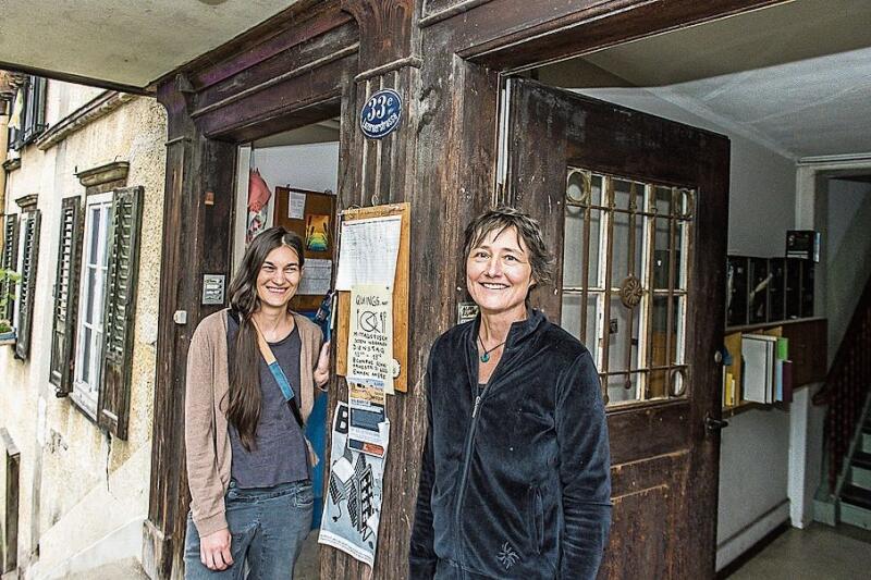 Von links: Daniel und Sarah le Grand mit Ruth Steinmann. Sie finden es schade, dass die Ateliers und Wohnungen der Alten Ziegelei in dieser Form verschwinden werden.